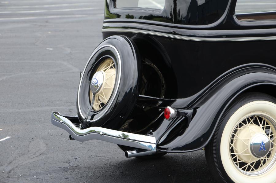 Детали экстерьера Ford V8 Deluxe Tudor Sedan (40/700) 1937 года  (фото 12 из 22)